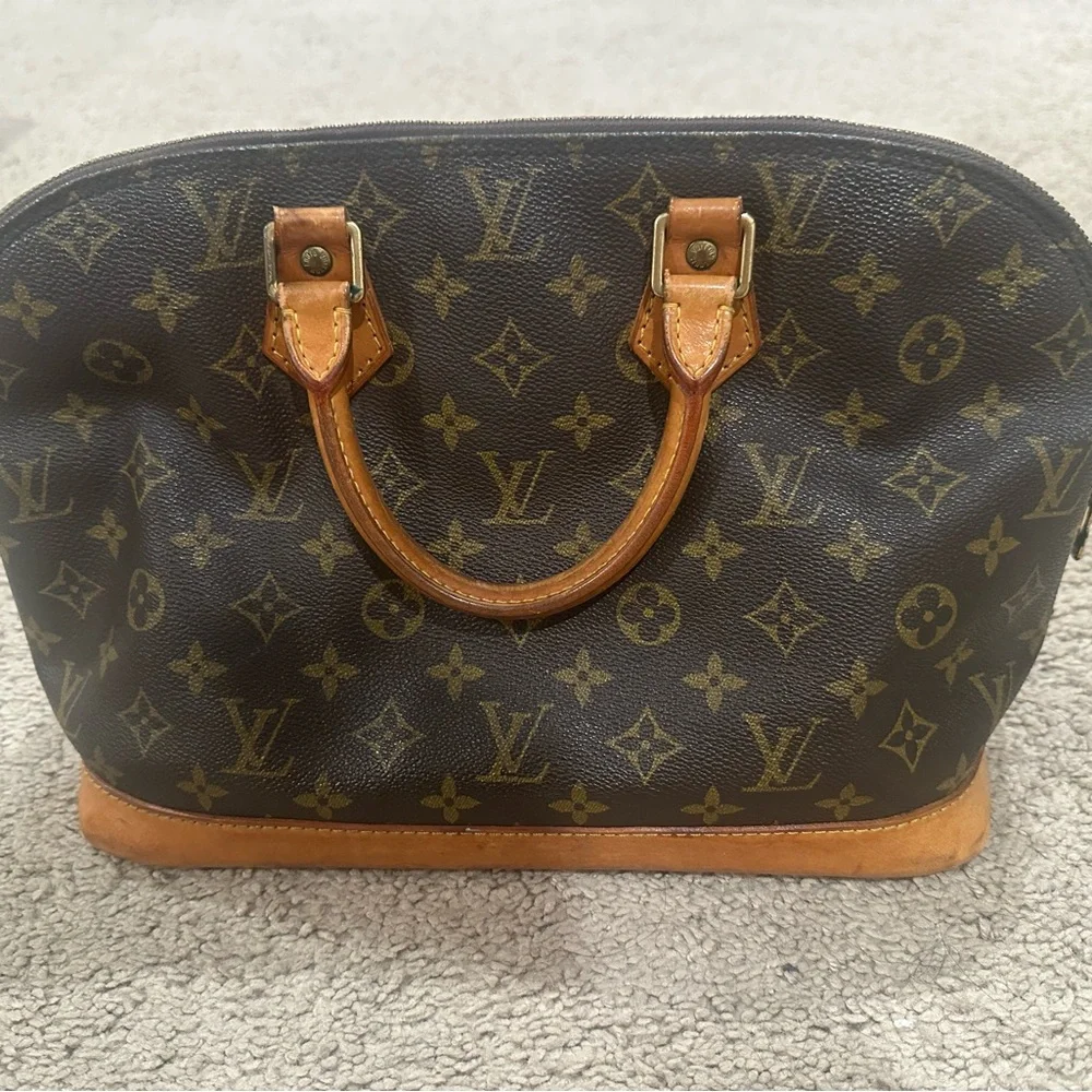 “ Pre-Loved” Authentic Louis Vuitton Monogram AlmaBag